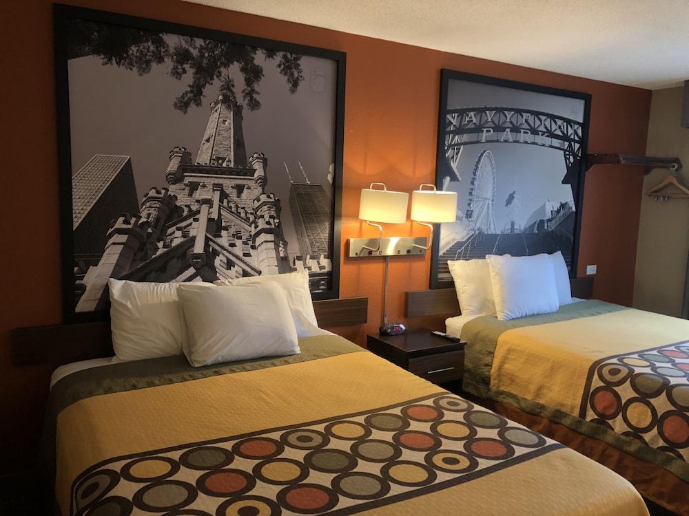Super 8 by Wyndham Crystal Lake photo 9