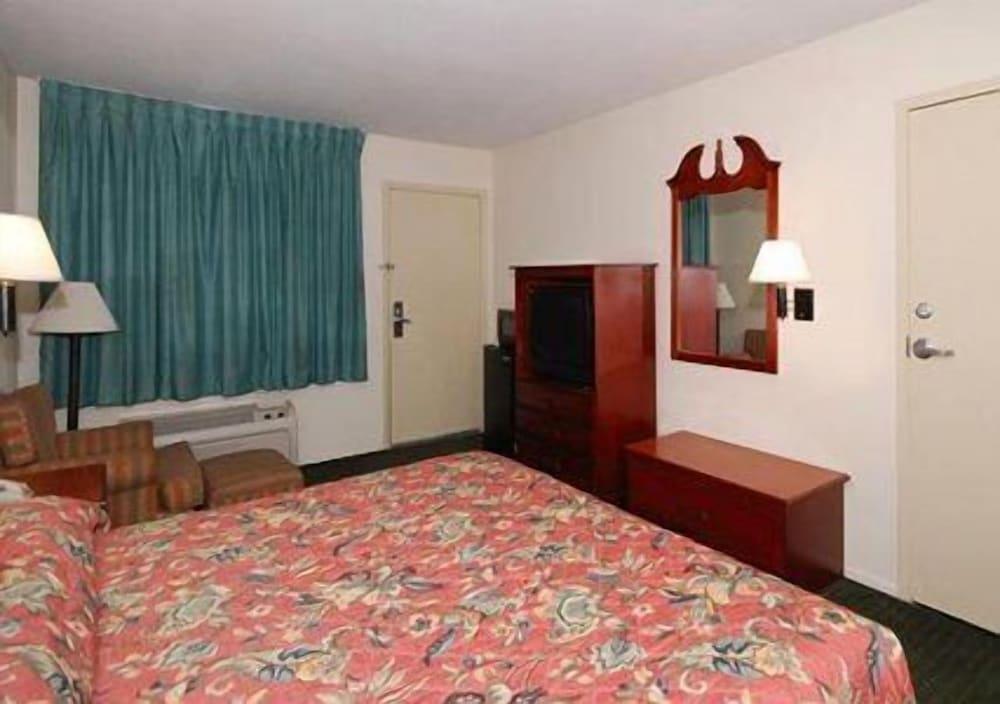 Econo Lodge Meridian South photo 14