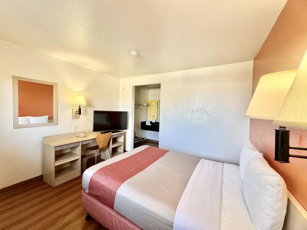 Motel 6 Bellflower, CA - Los Angeles photo 8