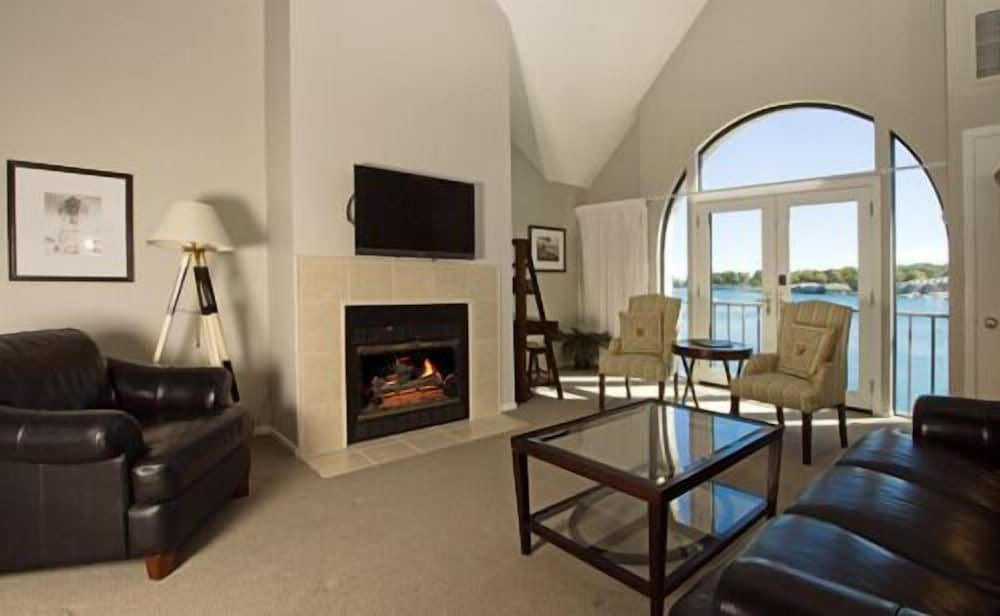 Edgewater Inn- Charlevoix photo 6