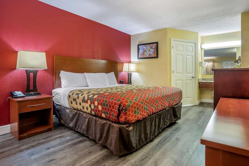 Econo Lodge Tupelo Barnes Crossing photo 11