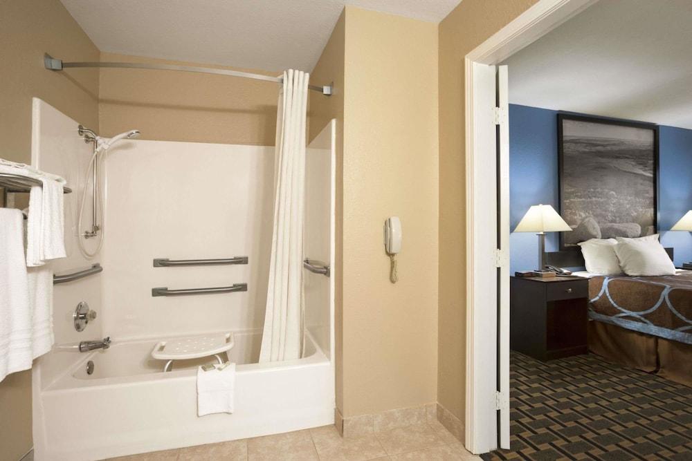 Super 8 by Wyndham Henryetta photo 10