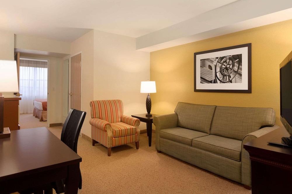 Country Inn & Suites by Radisson, Dundee, MI photo 11