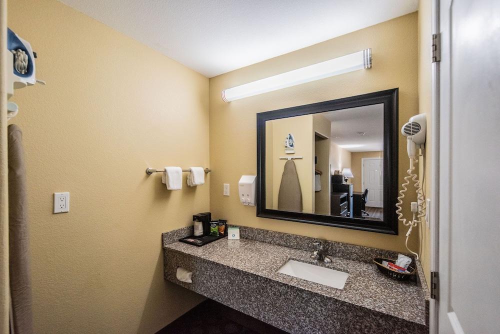 Relax Inn & Suites photo 2