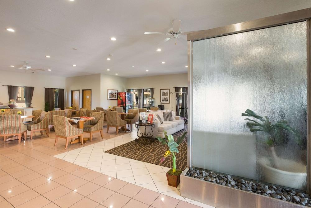 Econo Lodge Inn & Suites Hardeeville I-95 photo 12