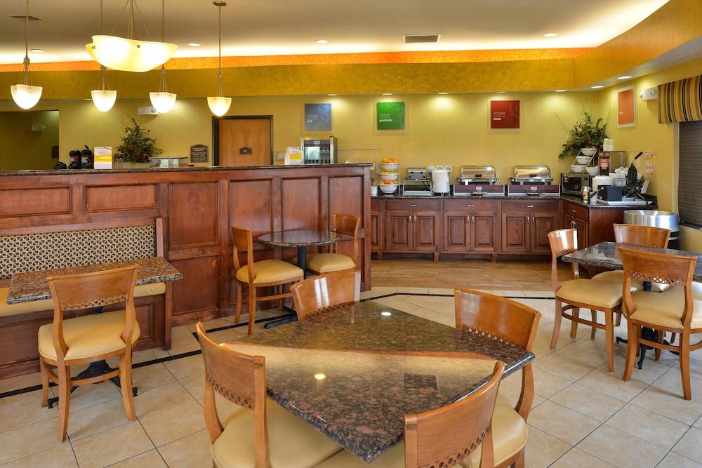 Comfort Suites Salina South photo 73