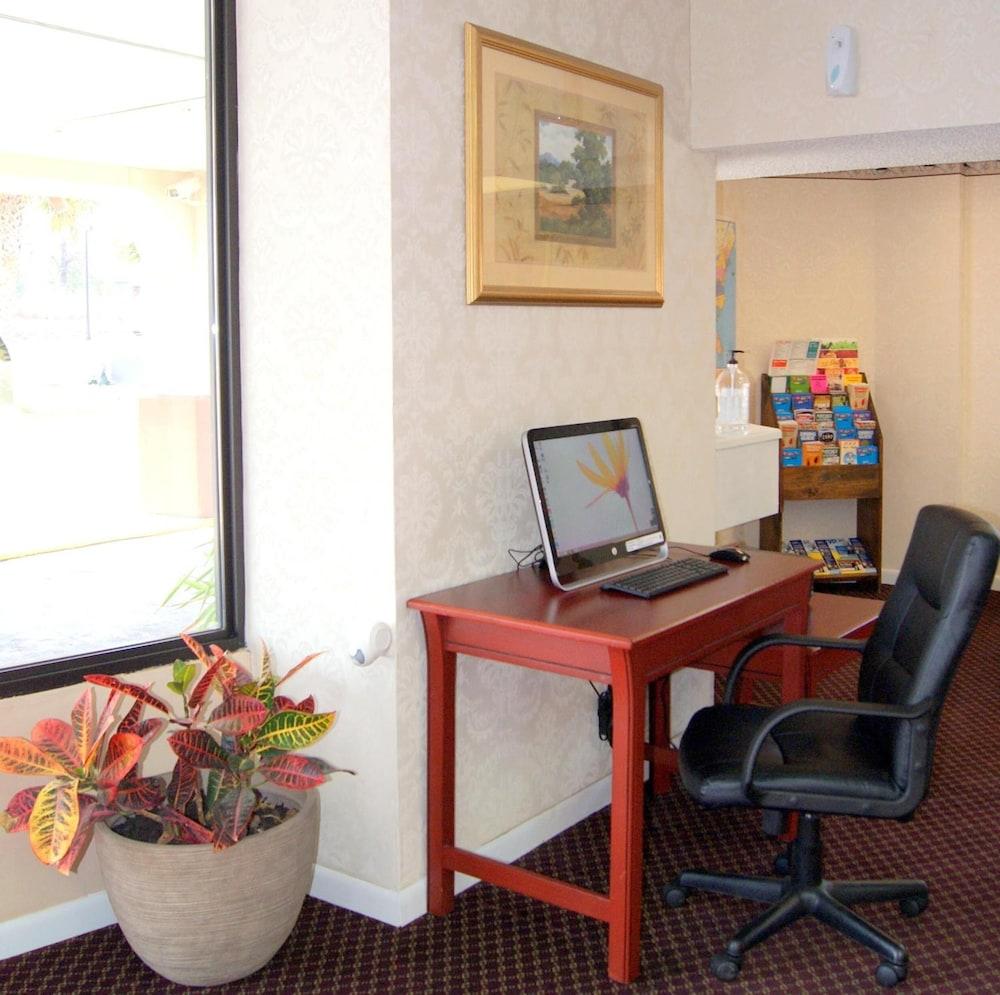 Red Carpet Inn photo 19
