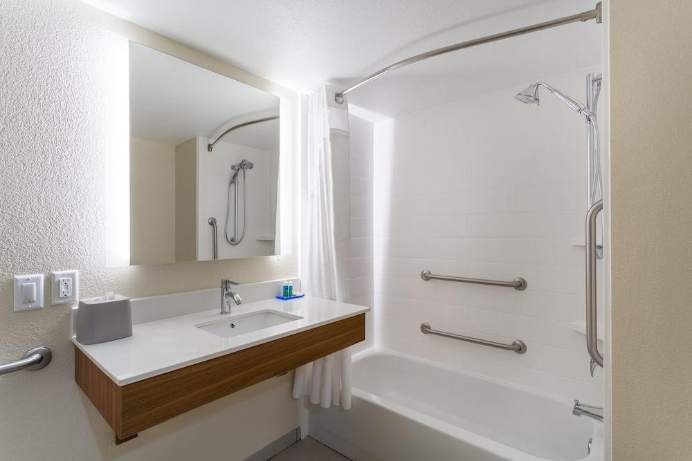 Holiday Inn Express & Suites Cedar Falls - Waterloo by IHG photo 13