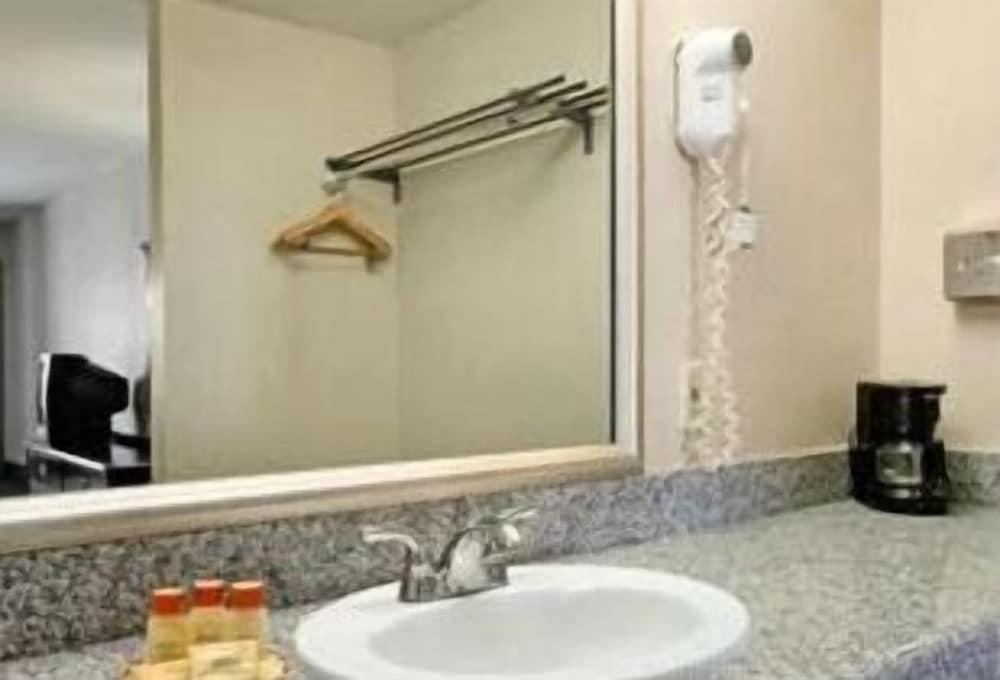 Days Inn by Wyndham Fontana / Rialto photo 14