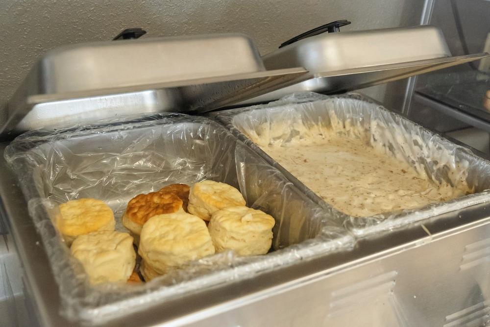 Victorian Inn & Suites photo 61