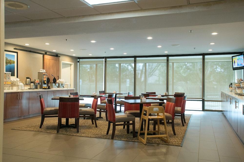 Comfort Suites Oakbrook Terrace near Oakbrook Center photo 38