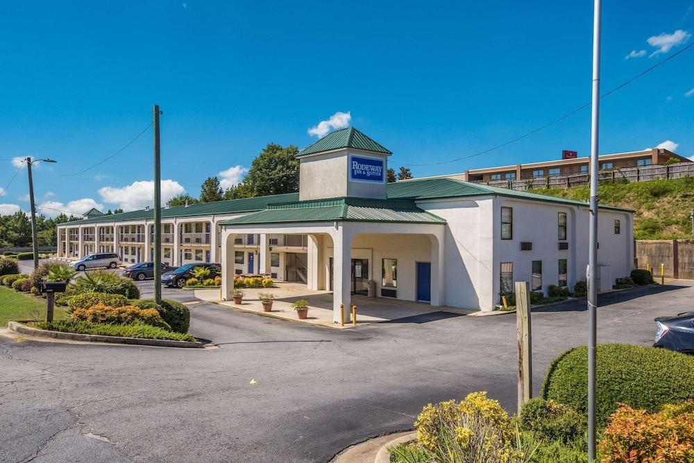 Rodeway Inn & Suites photo 1
