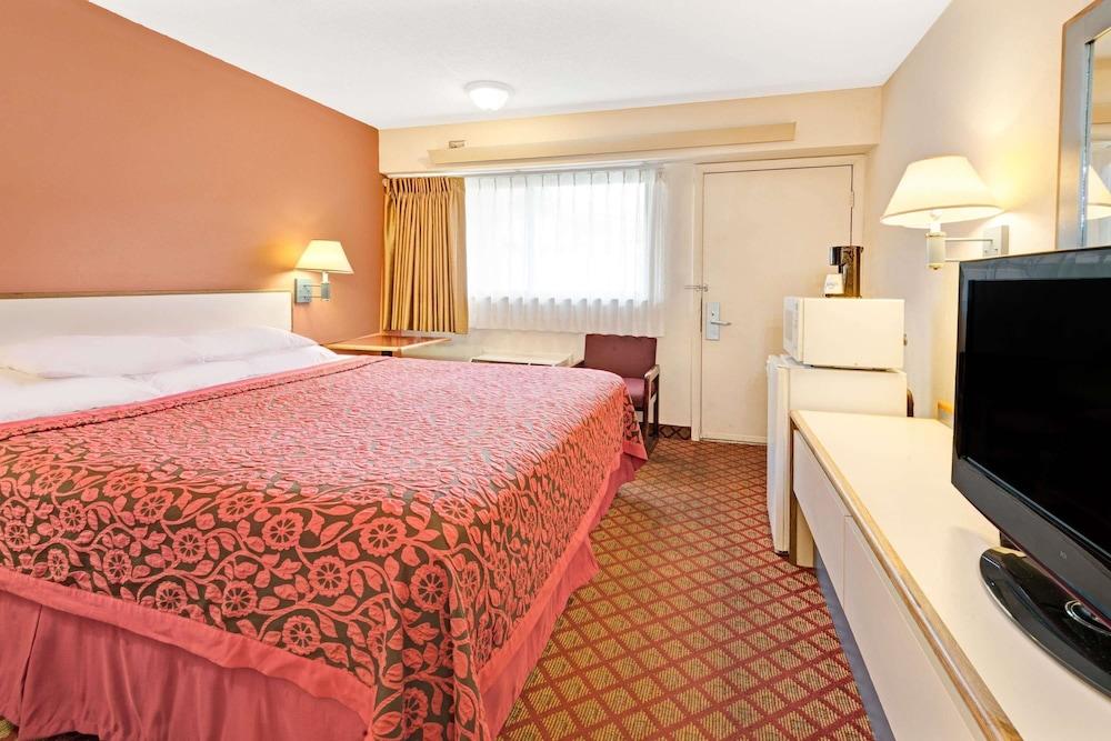 Days Inn by Wyndham Overland Park/Metcalf/Convention Center photo 10