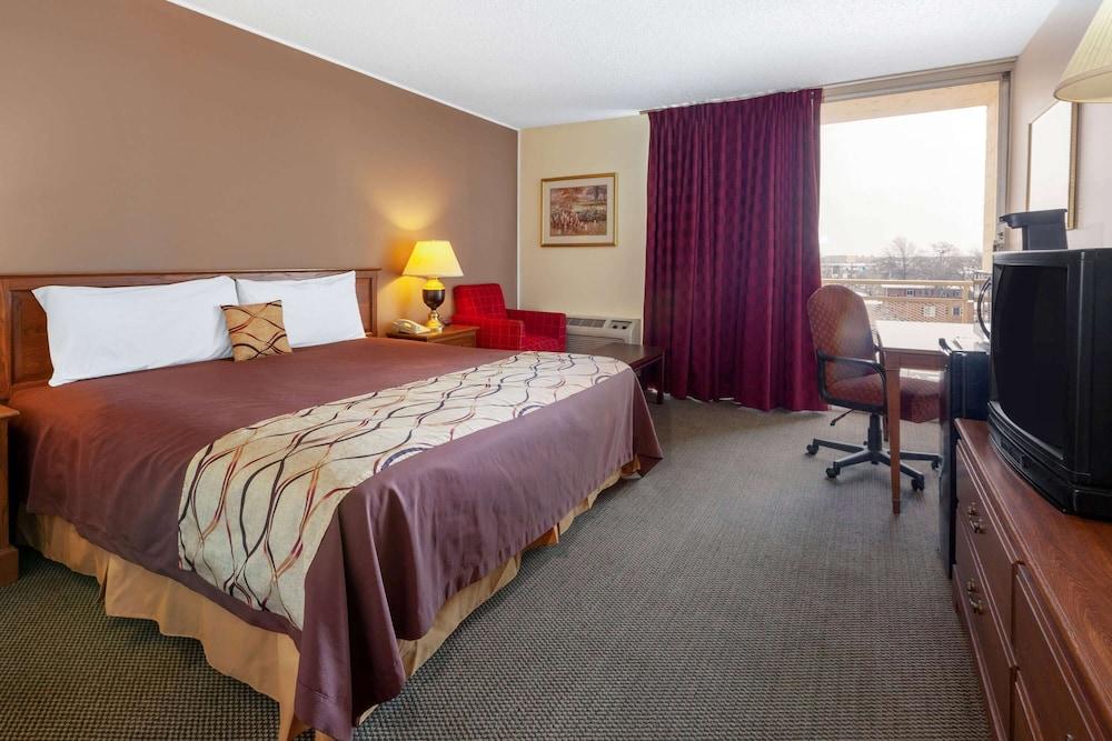 Travelodge by Wyndham Cleveland Airport photo 9