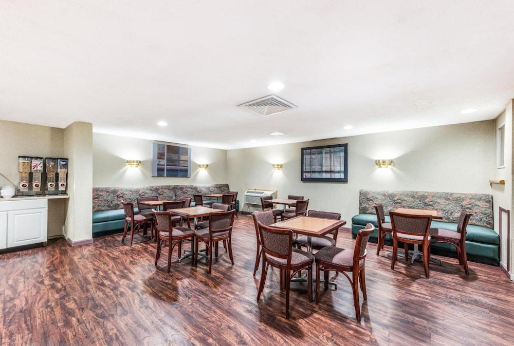 Red Carpet Inn Hazleton photo 22
