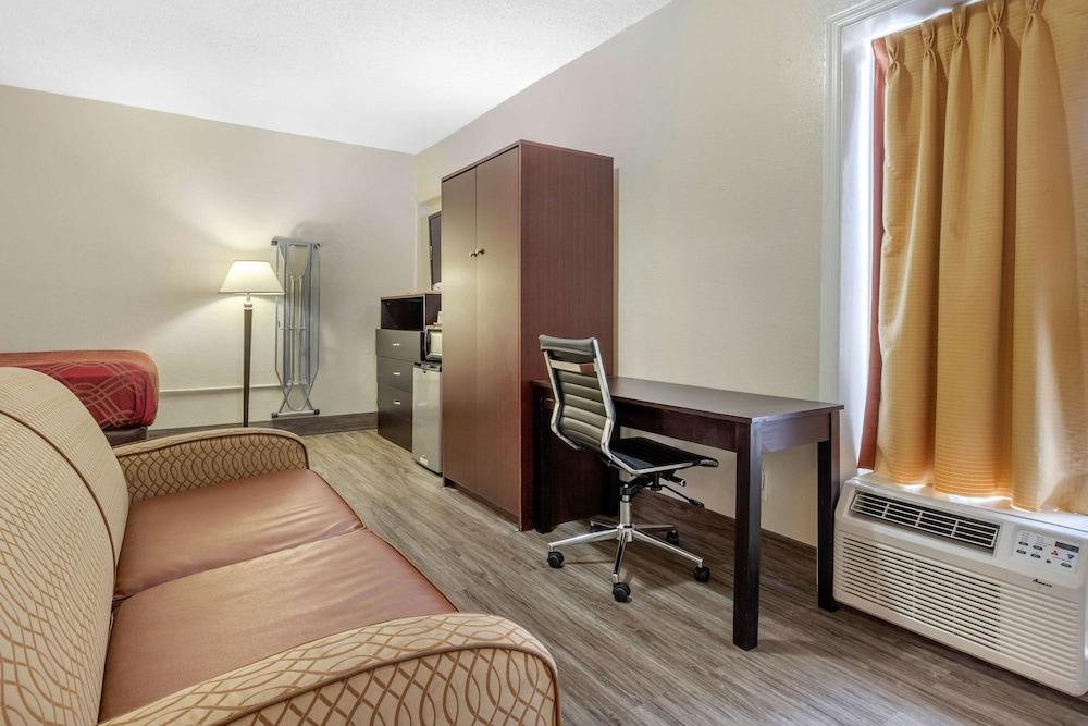 Econo Lodge Columbia Fort Jackson photo 15