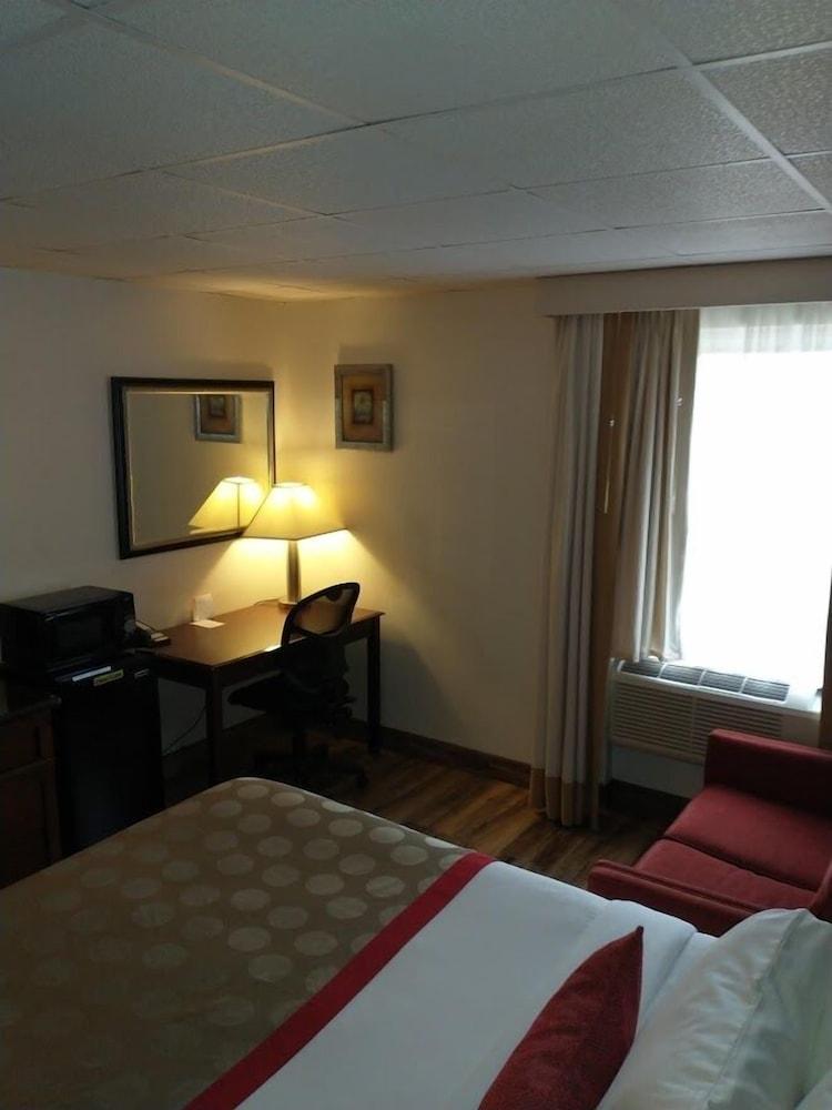 Ramada by Wyndham Albert Lea photo 64