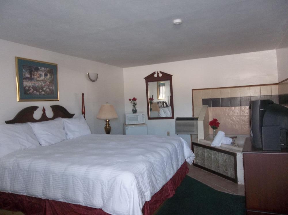 Catalina Airport Motel photo 7