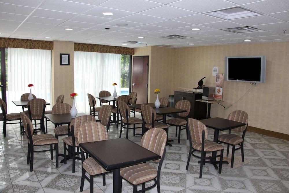 Jameson Inn and Suites Riverdale photo 26