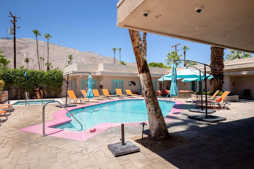 Poolside Fun King Suite photo 9