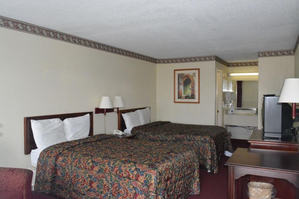 Knights Inn Hurricane Mills photo 20