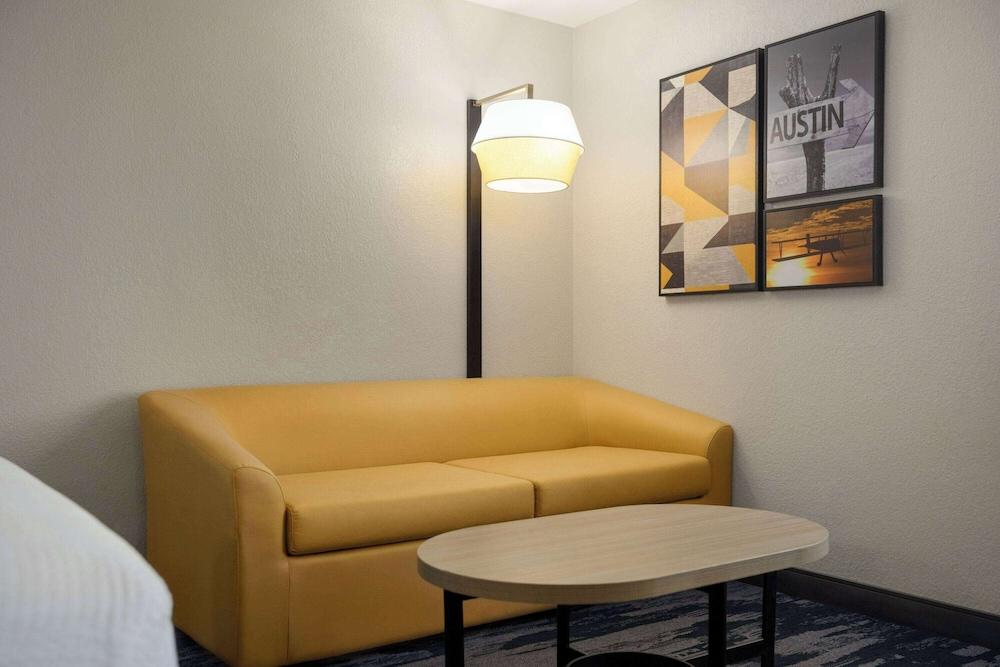 La Quinta Inn & Suites by Wyndham Austin Southwest photo 21