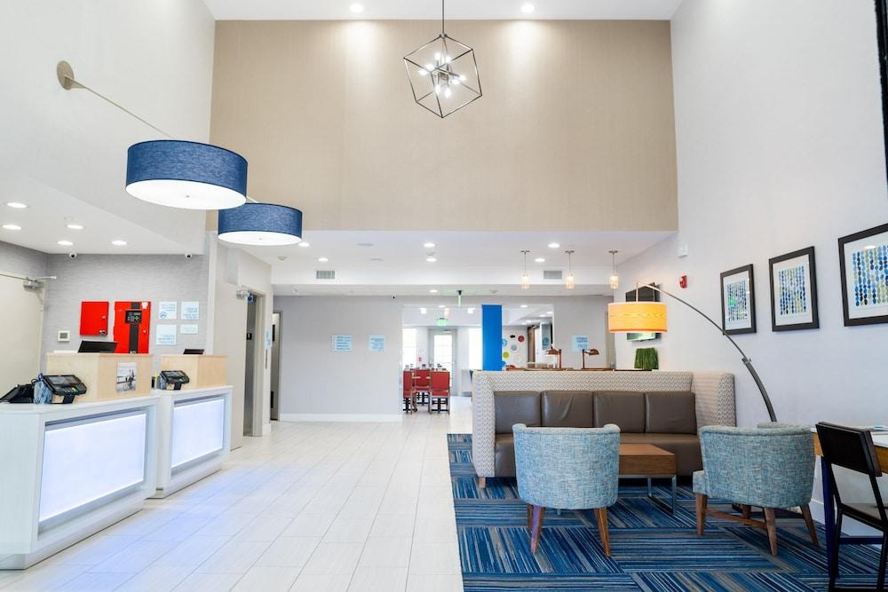 Holiday Inn Express & Suites Lake Forest by IHG photo 40