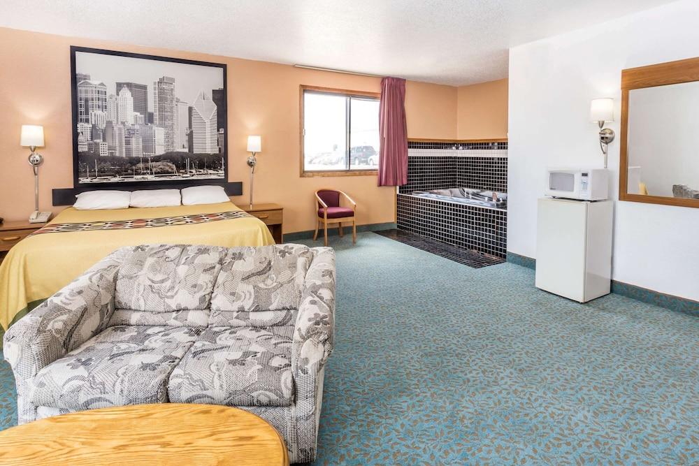 Super 8 by Wyndham Bourbonnais/Kankakee Area photo 2