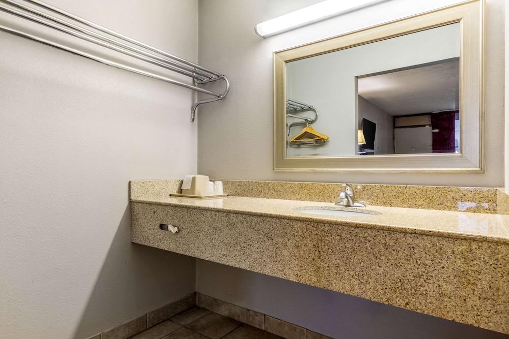 Econo Lodge Seymour photo 31