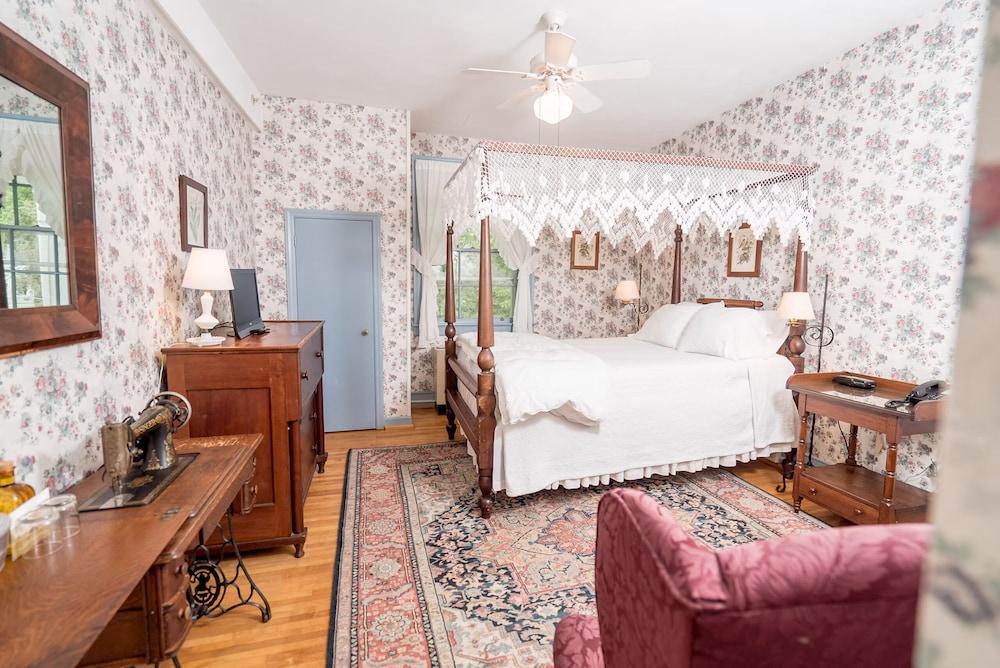 Historic General Lewis Inn photo 29