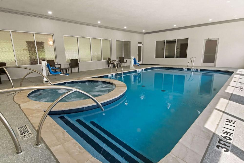 Comfort Suites Granbury photo 28