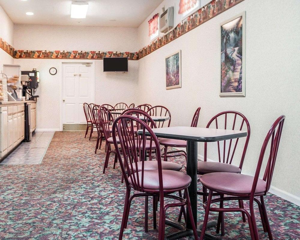 Econo Lodge Jefferson City photo 22