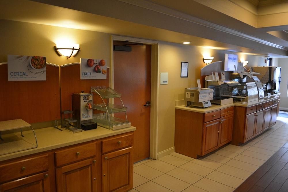 Holiday Inn Express & Suites Lancaster by IHG photo 46