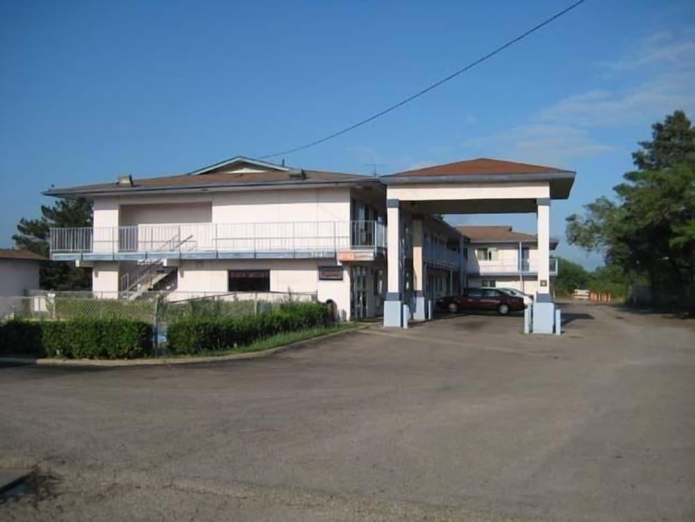 Travelers Inn photo 1