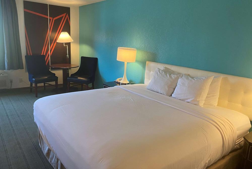 Howard Johnson by Wyndham Manteno photo 11