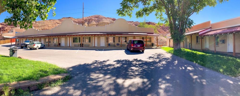 Adventure Inn & Motel photo 41