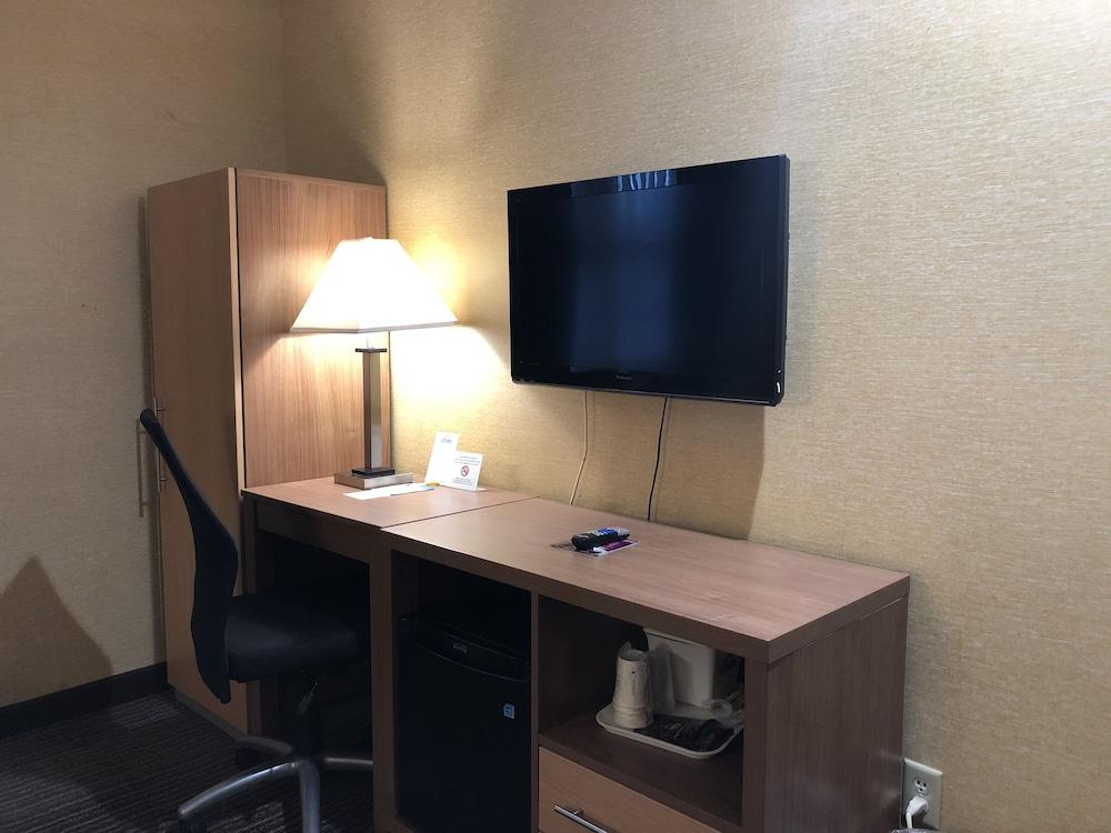 Days Inn by Wyndham Brooklyn photo 14