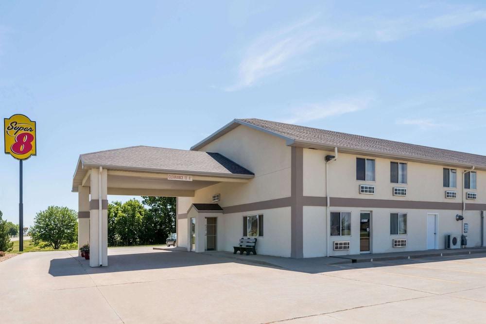 Super 8 by Wyndham Beloit KS photo 1