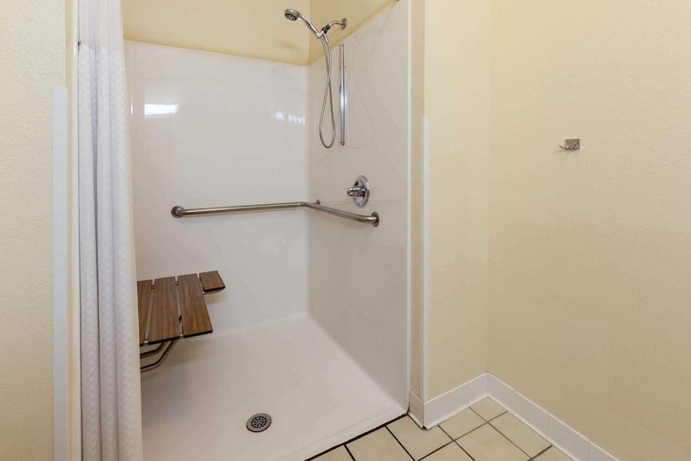 Super 8 by Wyndham Big Rapids photo 16