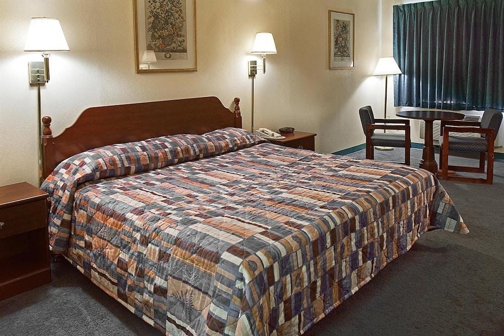 Americas Inn photo 8