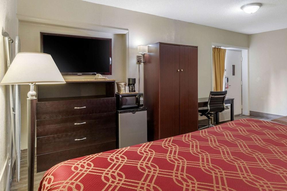 Econo Lodge Columbia Fort Jackson photo 17