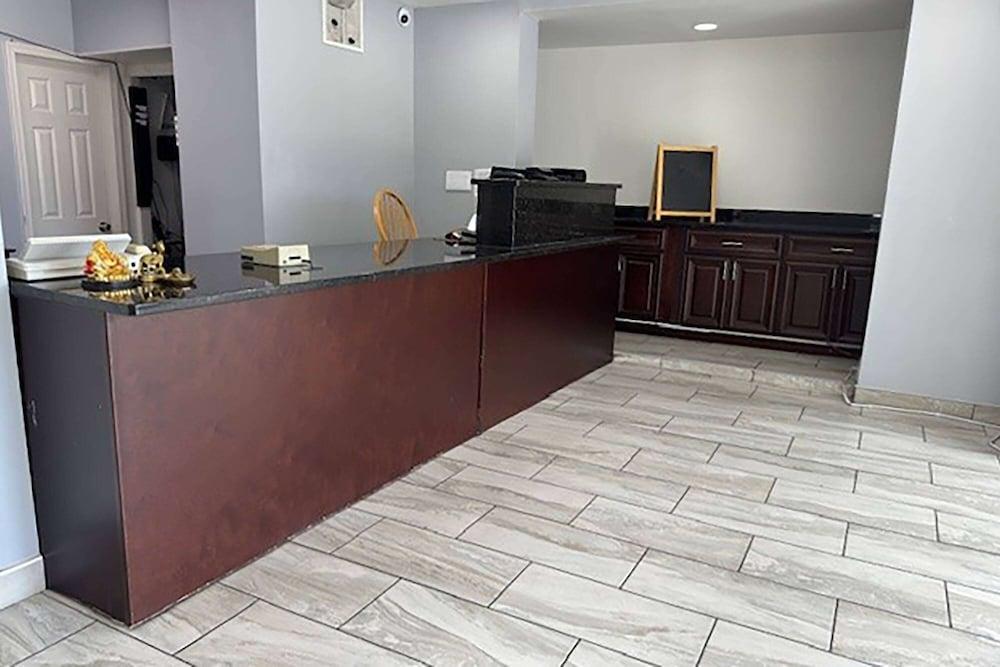 Super 8 by Wyndham Portsmouth - Norfolk photo 2