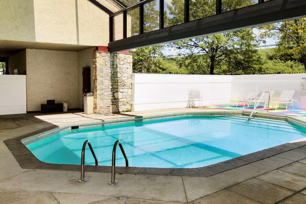 Econo Lodge Holland - Toledo photo 27