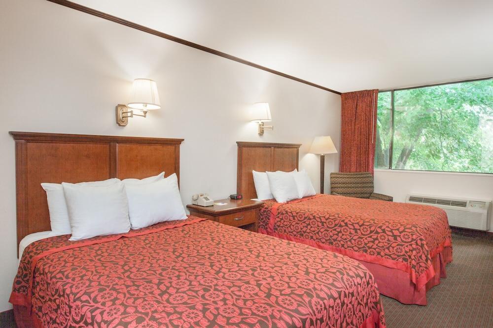 Schenectady Inn & Suites photo 8