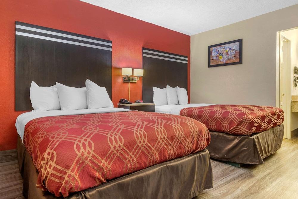 Econo Lodge Columbia Fort Jackson photo 11