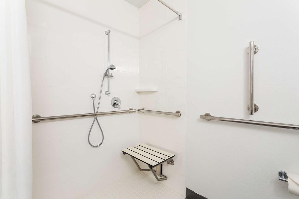 Hampton Inn & Suites Orlando Intl Dr N photo 12