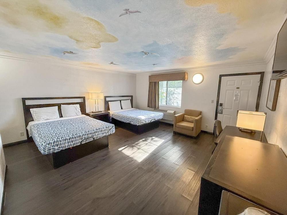 Super 7 Motel photo 8