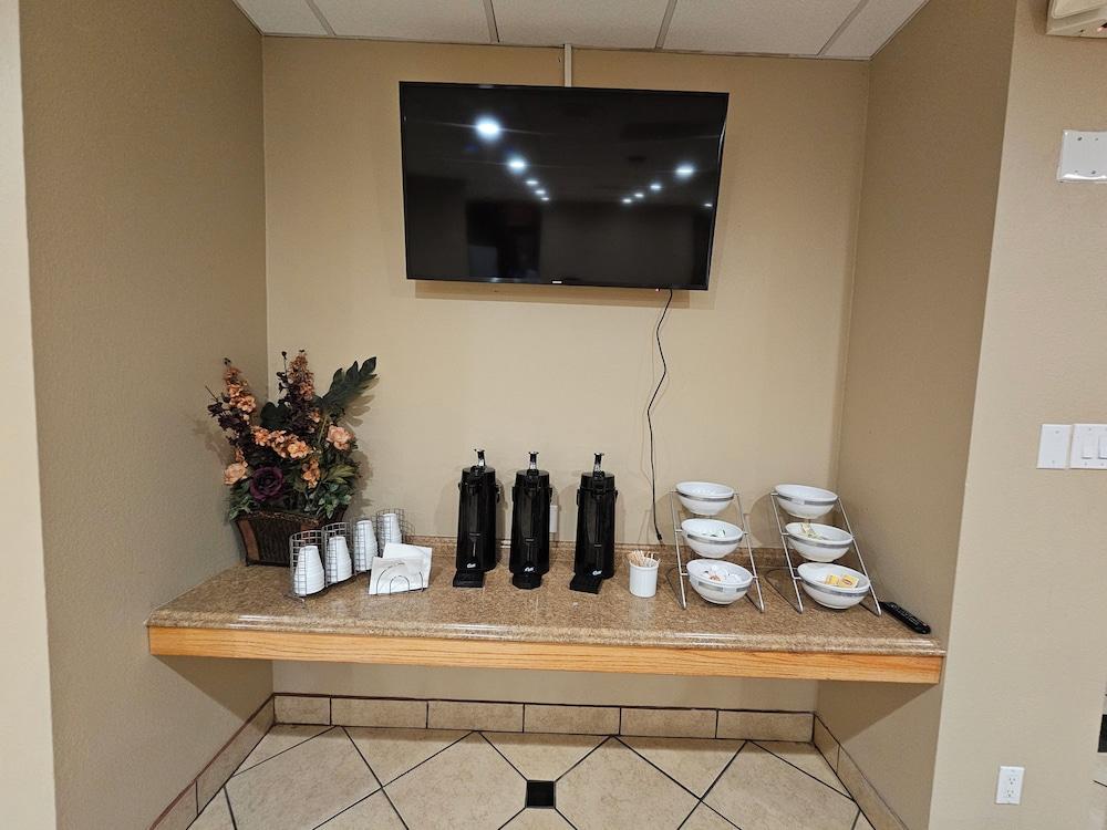 Clarion Inn & Suites Roswell photo 33