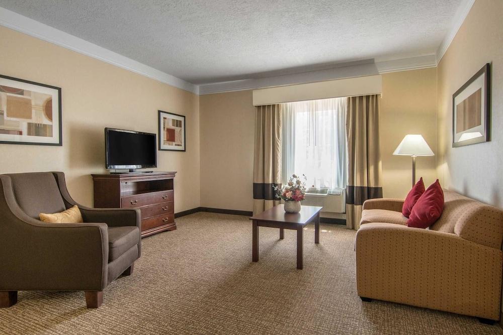 Comfort Suites Linn County photo 41