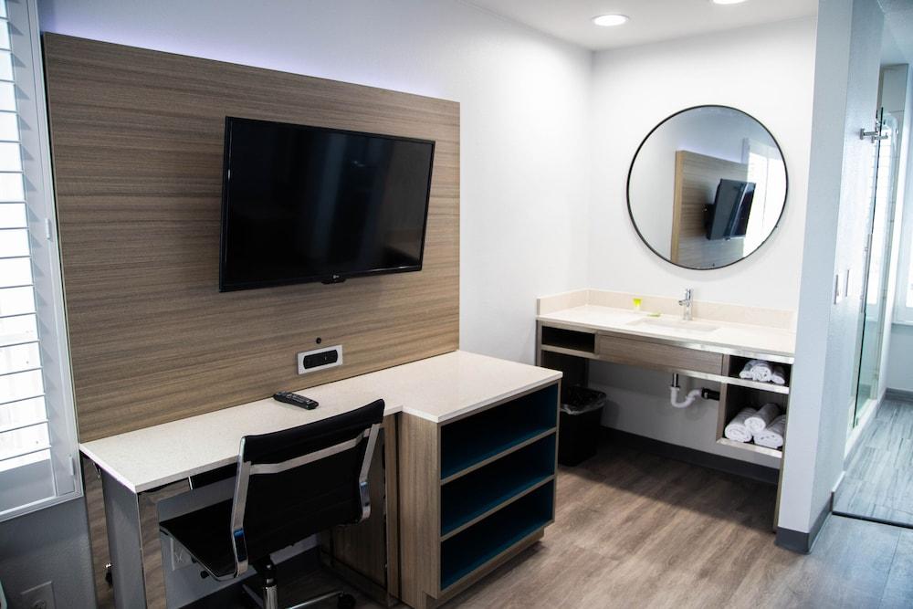 Pico Rivera Inn and Suites photo 6